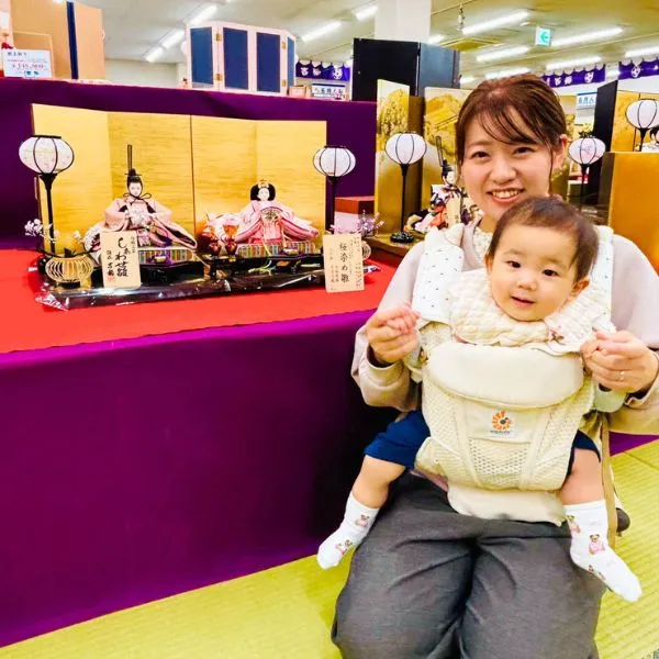 雛人形の前で記念撮影するお母さんと赤ちゃん