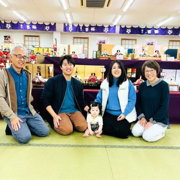 雛人形の前で親子三世代で記念撮影