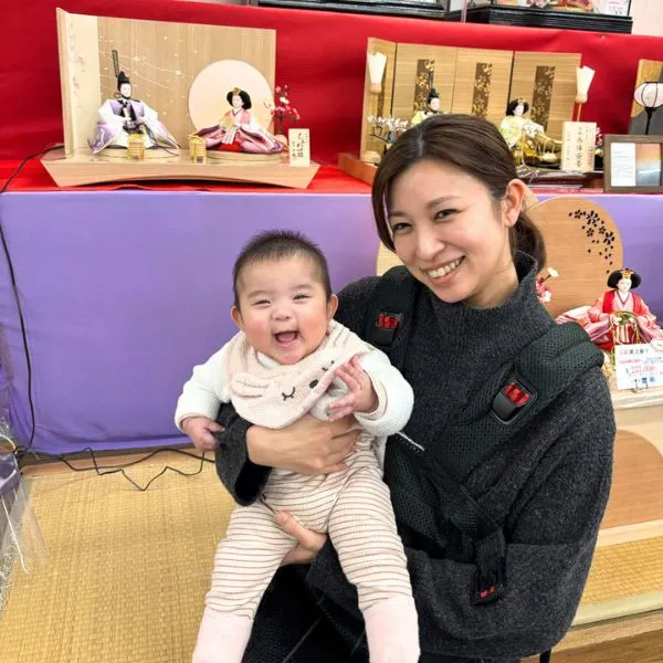 雛人形の前で記念撮影するお母さんと赤ちゃん